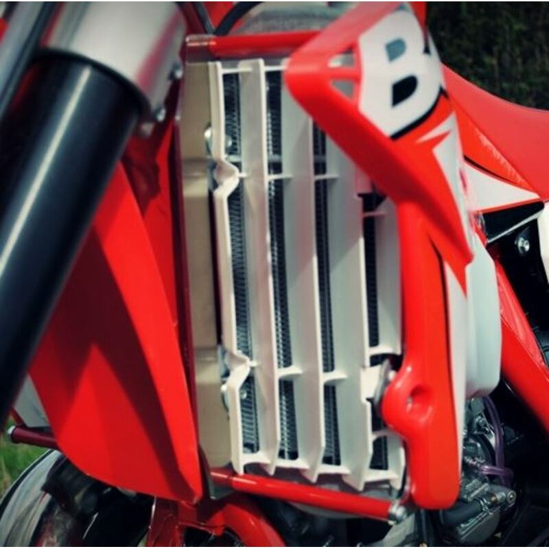 Protectores de radiador aluminio rojo AXP Beta AX1311 - motoscamaralweb.com Protectores de radiador aluminio rojo AXP Beta AX1311 - motoscamaralweb.com