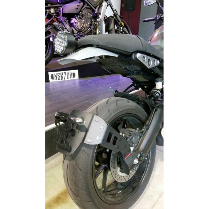 Portamatrículas Yamaha XSR900 negro - motoscamaralweb.com Portamatrículas Yamaha XSR900 negro - motoscamaralweb.com